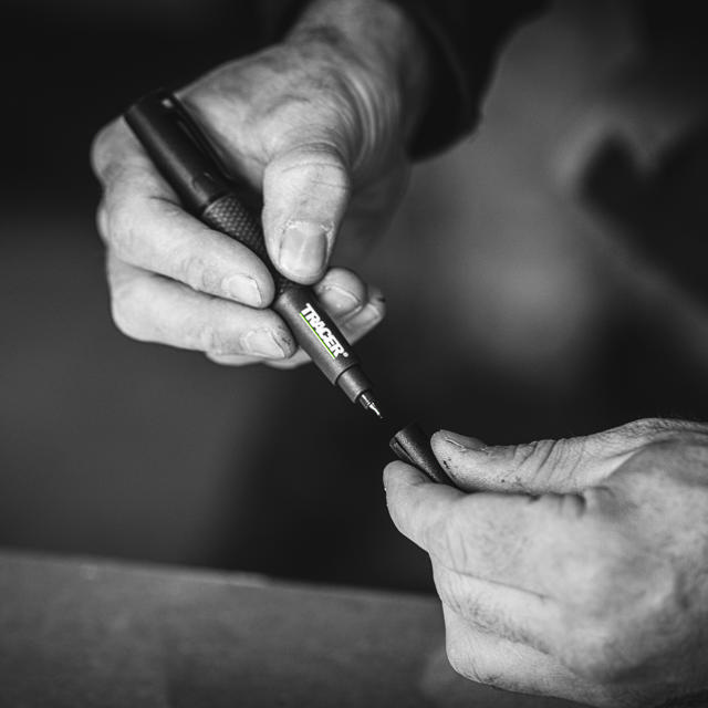 Permanent märkpenna med ultrafint/fint dubbelt spets för trä, metall och plast – svart